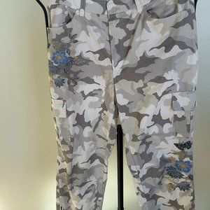 SUNDANCE Camo Print Embroidered Cargo Pants w. Elastic Hem  Sz 6 or 8